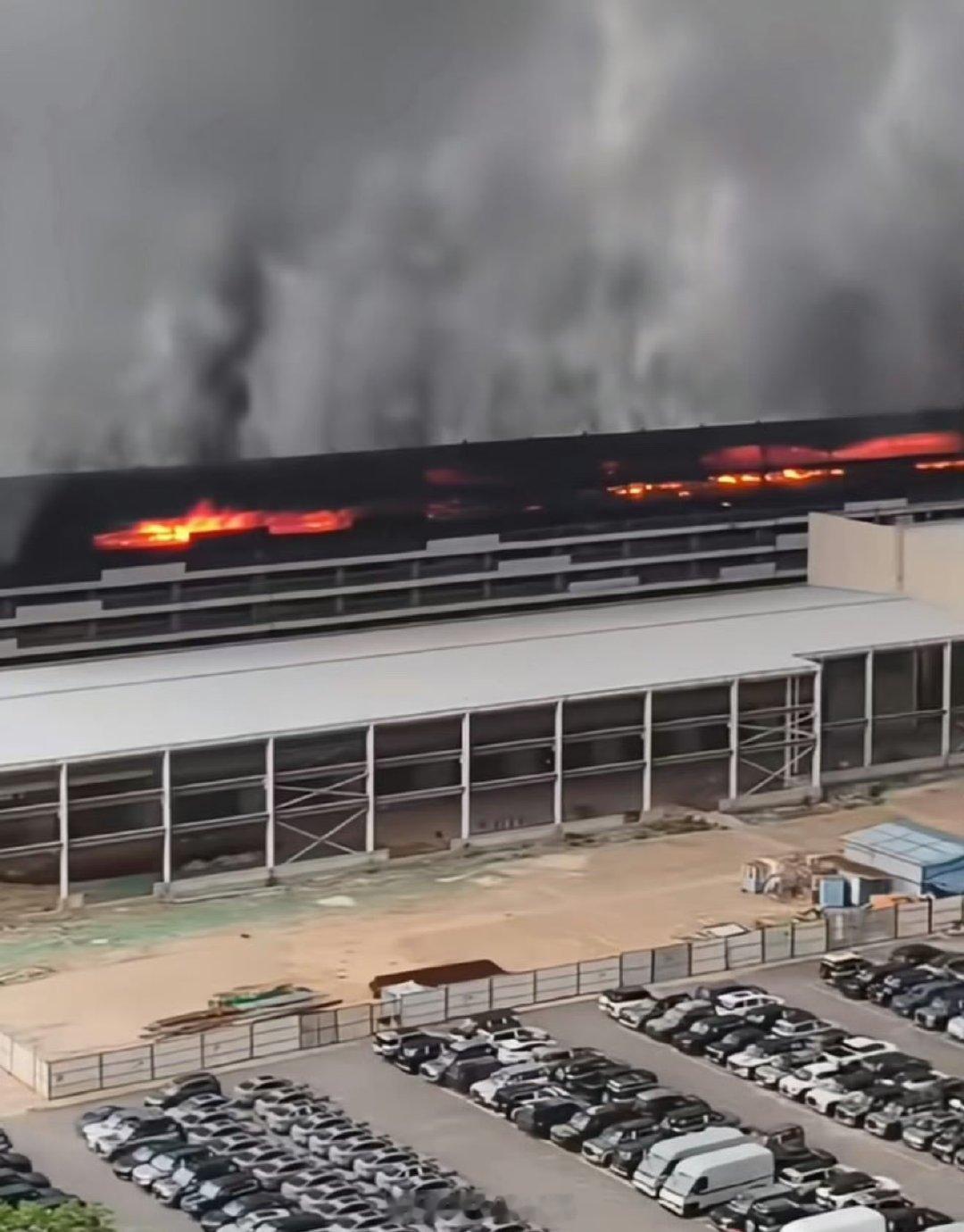 【比亚迪起火车库为试验及报废车辆专用停放区】4月14日，就网传工厂起火事件，比亚