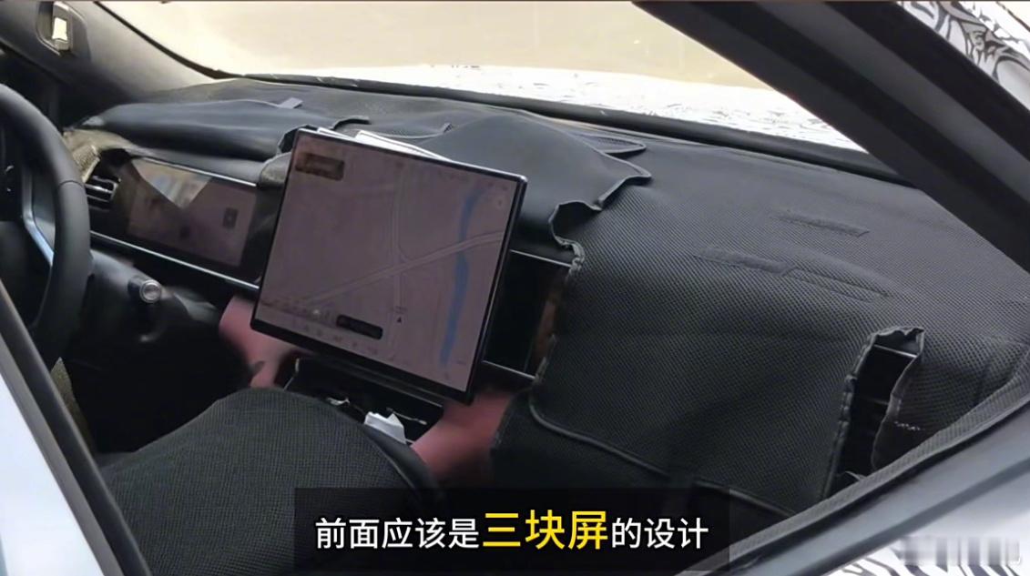 小小改动，两个圆形杯架和问界M8一样，还把挡把换成换挡，也跟M8看齐了，花“小钱