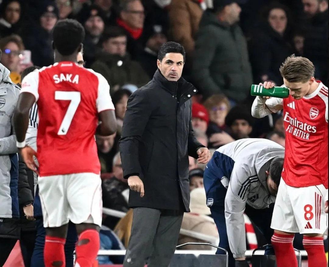 邮报记者IK表示，在幕后，阿尔特塔坚定地表示，阿森纳的伤病问题是由于踢比赛过多和