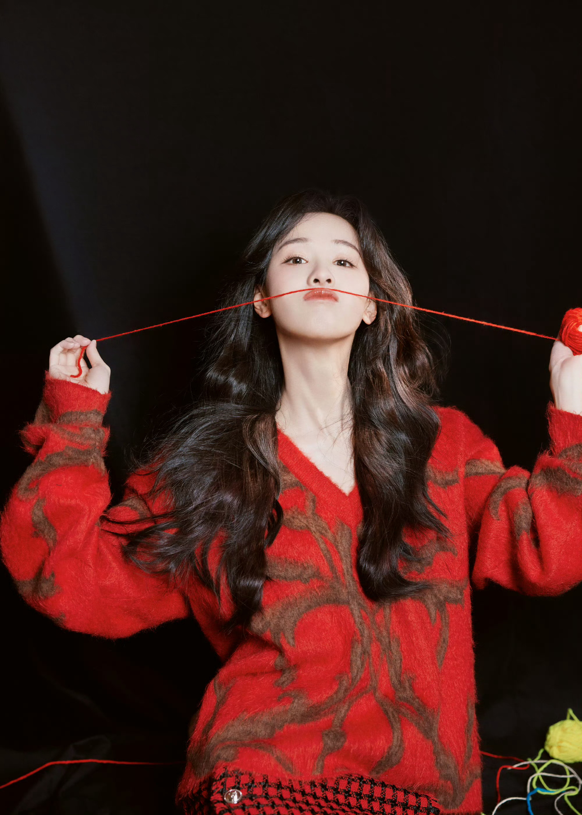 红衣陈都灵好俏皮呢~喜欢不同风格的宝贝~ ​​​