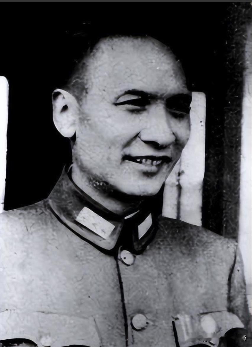 1949年，蒋介石下密杀令，卢汉盯着电报发愁，突然管家喊了一句：“谁挂的字画，反