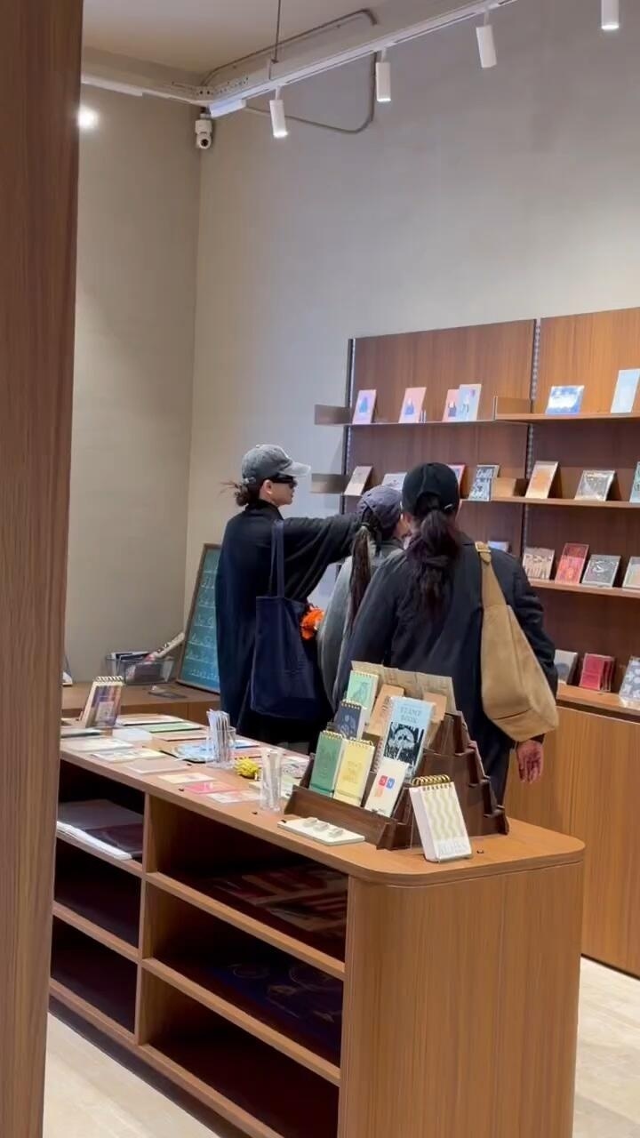 戚薇带Lucky逛文具店Lucky是缩小版戚薇 戚薇带Lucky逛文具店，母女俩