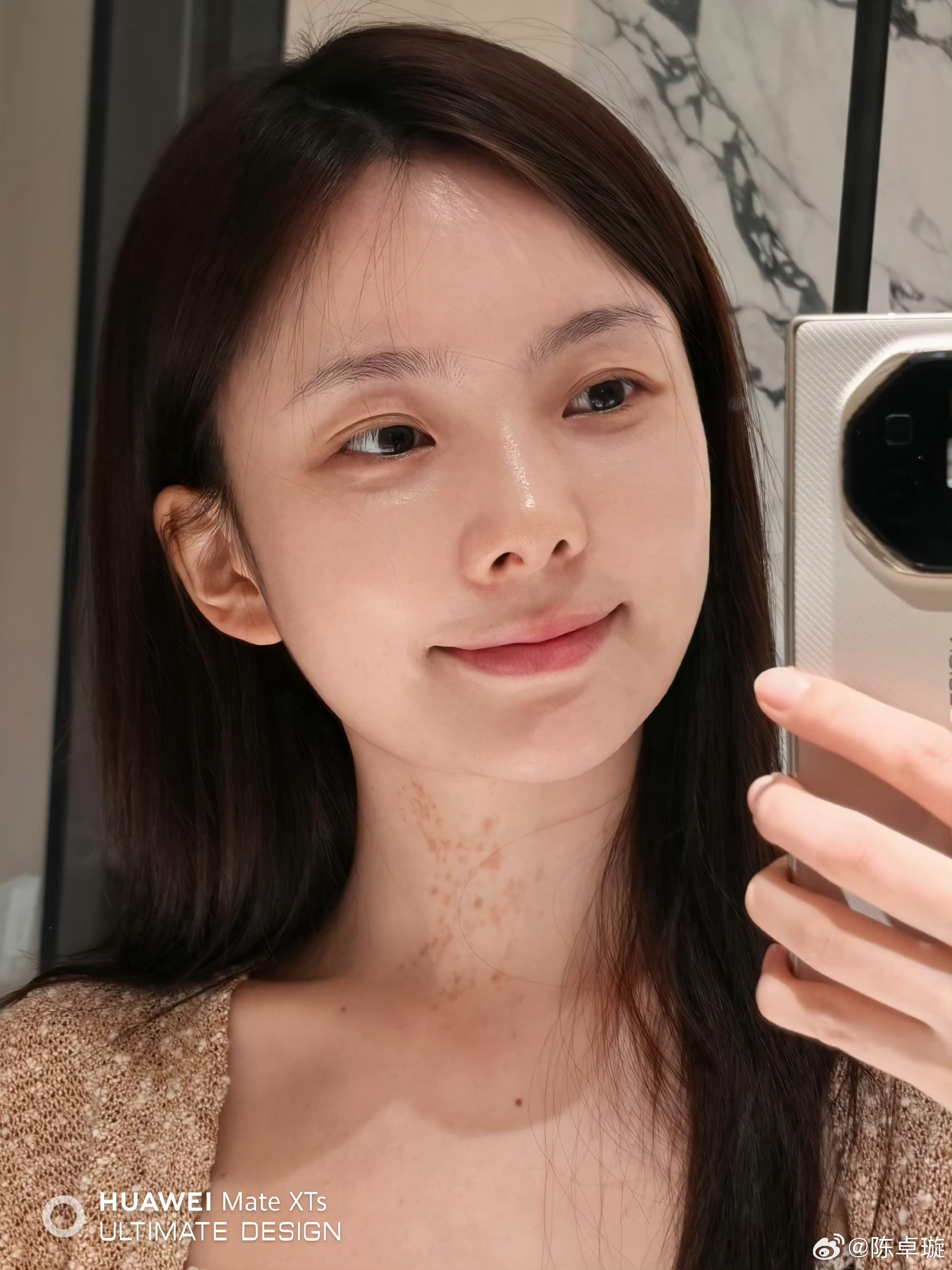 陈卓璇[超话]歌手陈卓璇 的更新速度真的爱啦！素颜对镜拍里的皮肤好好哦[哇]白白