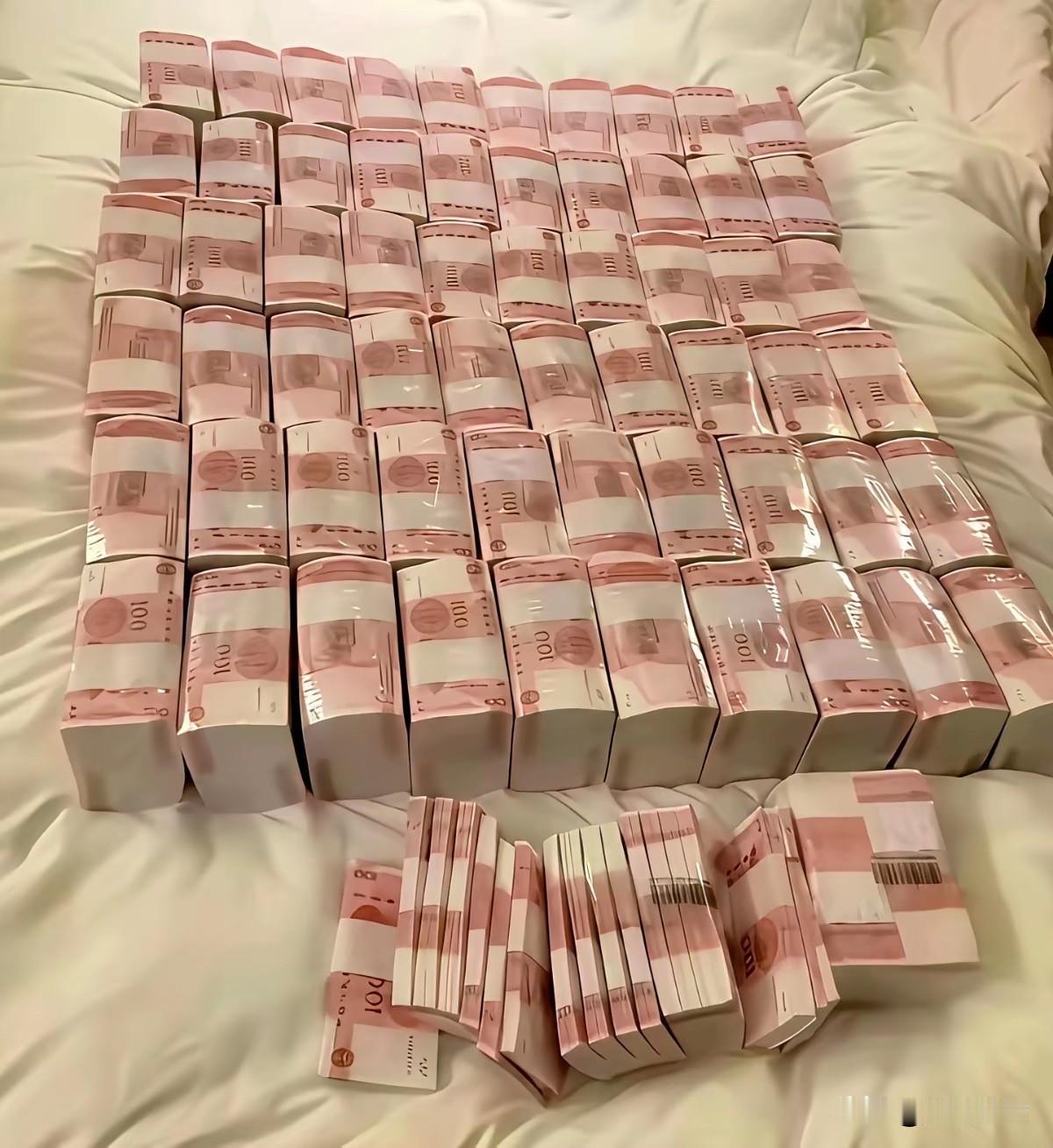 昨晚睡觉，生怕从银行提出来的钱会被小偷摸走，所以选择放在床上，睡在上面，第一次睡