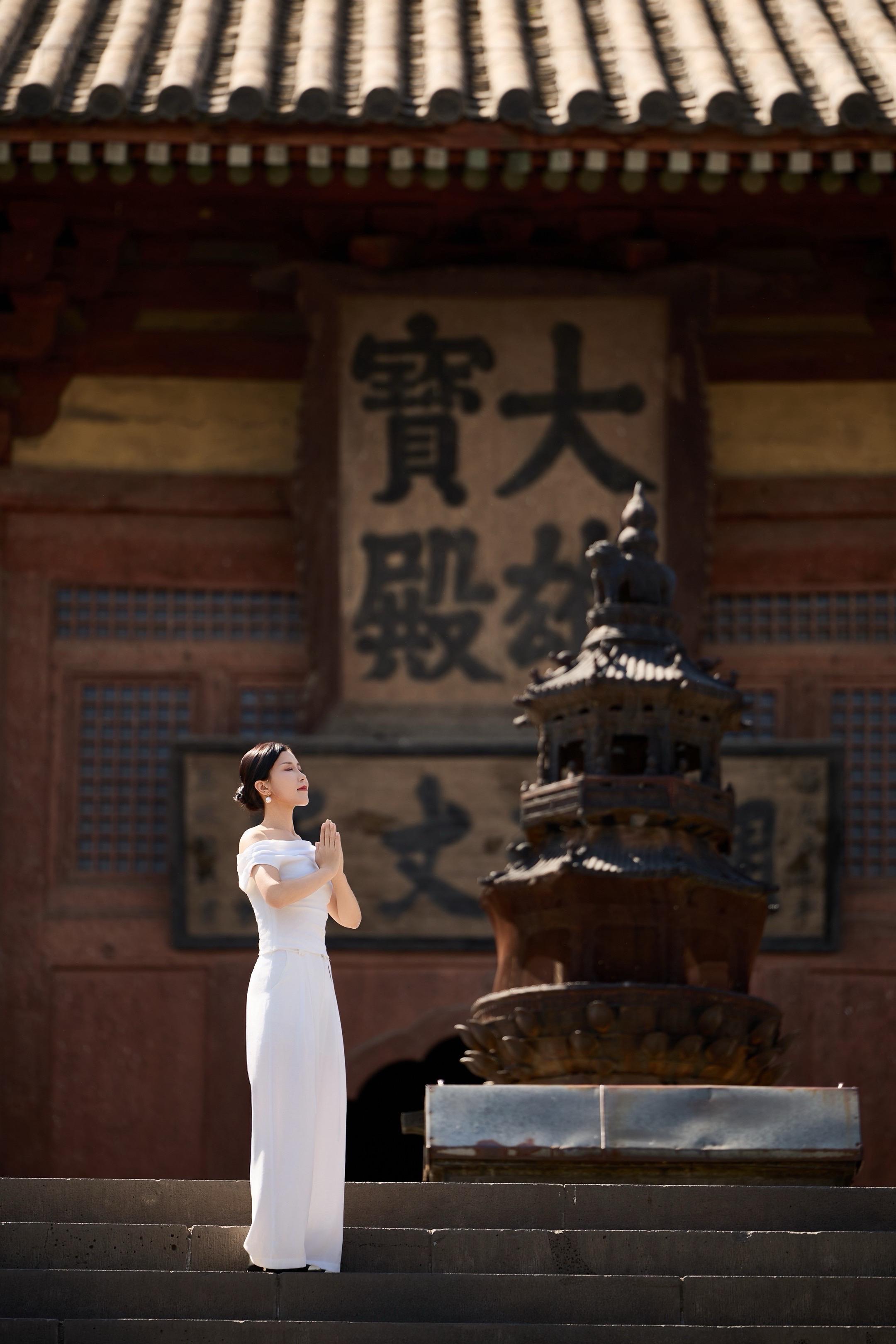 美美与共·天下大同。华严寺楹联写得真好：人生百年如朝露，活在当下；世间...