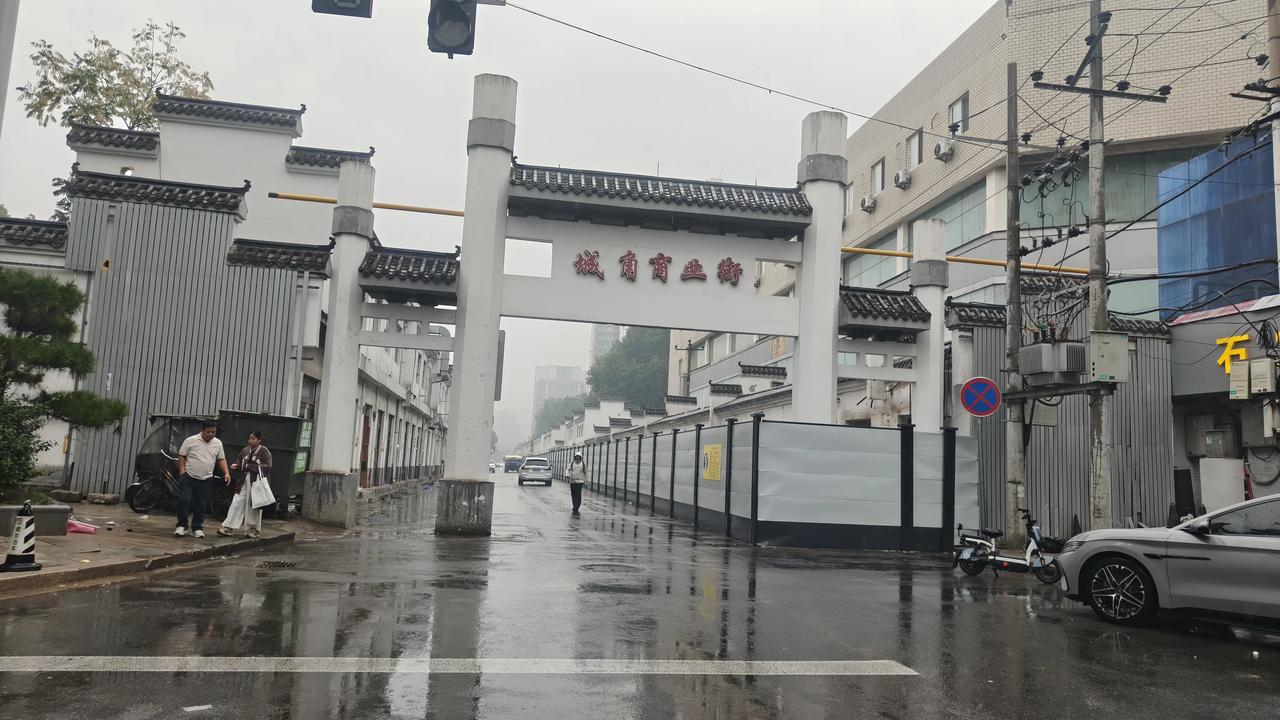 石家庄市桥西区城角街商业街裕华路到中山路中间路段，已经围挡，雨天一个人也没有，显