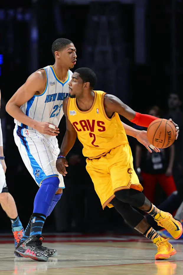 骑士欧文詹姆斯nba 新秀赛[照相机]此时谁能想到呢，日后这两人将分别跟詹姆斯拿