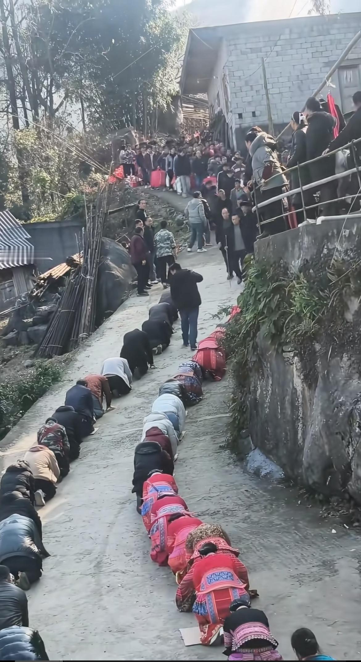 看到跪迎娘家人这一幕，真的太震撼了。在一些传统习俗浓厚的地方会有这样的风俗。比如