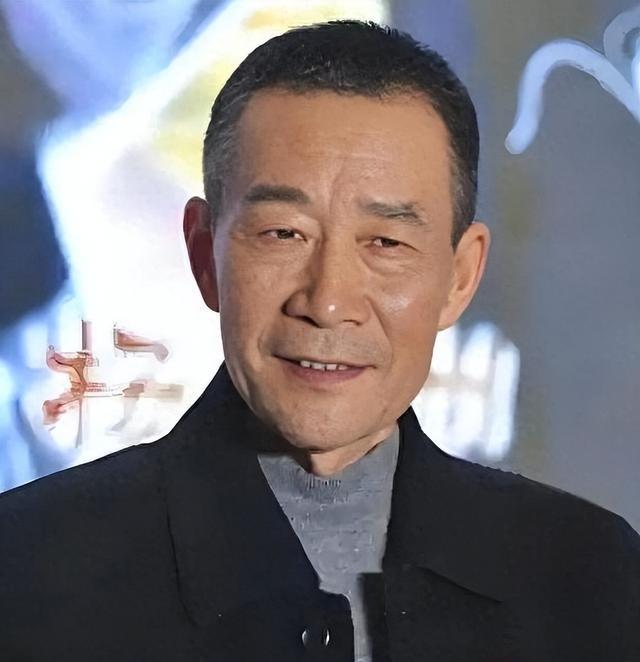 1998年，李雪健演完宋江后，拿着34万的片酬兴高采烈地准备回家时，却接到妻子慌