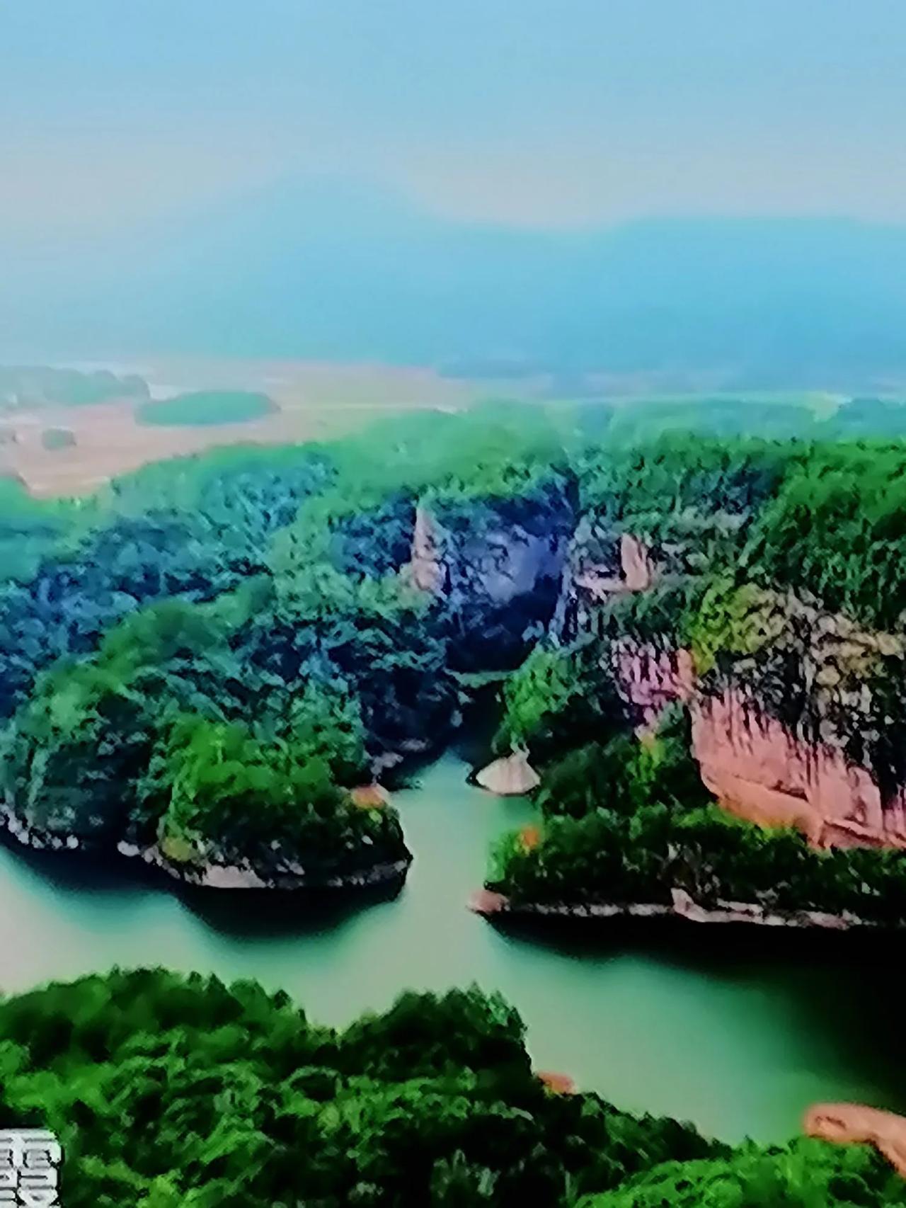 出上联：山山黄叶落秋意，
对下联：寨寨绿田妆夏颜。