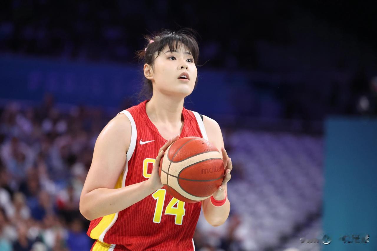 李月汝现在在女篮已经是独一档的存在了，面对西班牙她送出31分15板1助1帽的全面