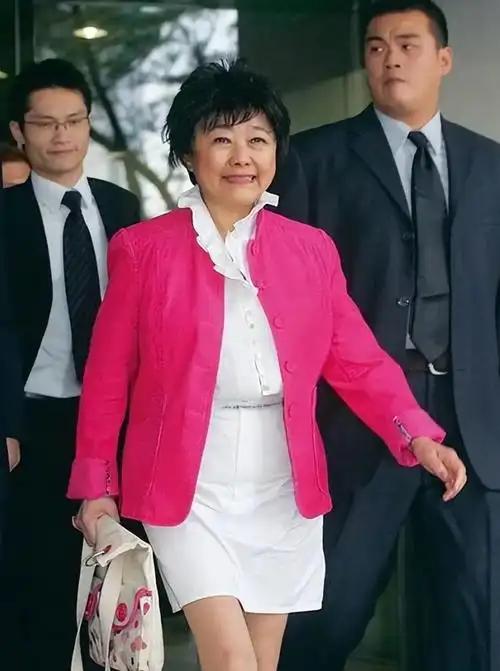 很现实的一段话：“没有子女，你就是社会最底层人，没有人保护你。钱买得到服务，买不