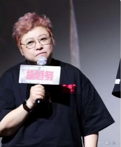 1月份闫学晶整出了“酸黄瓜”，6月份韩红整出了“走个面”。娱乐圈真是不消停，光整