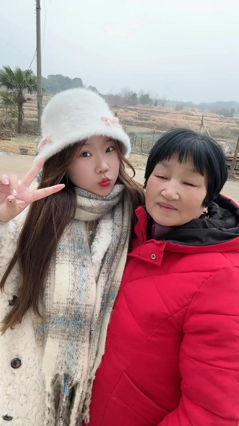 看哭了！山东icon，女子和妈妈回老家走亲戚，路过姥姥家门口，妈妈忍不住透过门缝