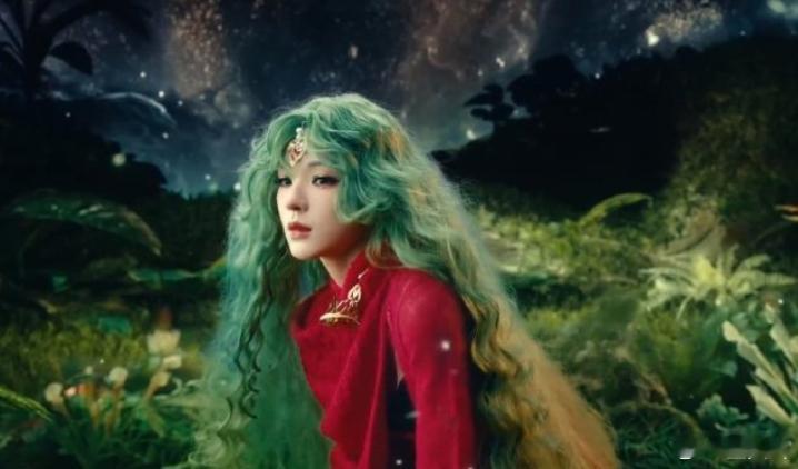 张予曦绿发好美张予曦绿发精灵 MV里的AI精灵！！绿色卷发搭配金色额饰，什么人间