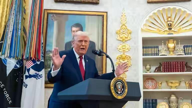 特朗普施压，称乌领土“已然失守”；泽连斯基坚称“不会将土地拱手让人”！双方博弈进