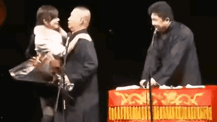 女粉的一通狂吻把郭德纲搞得有些恍惚，一个趔趄差点倒在了台上。幸好有搭挡于谦在后面