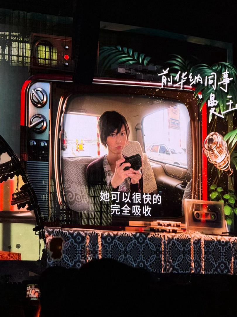 孙燕姿崴脚后继续表演✨意外崴脚没有打乱演出节奏，孙燕姿快速平复状态继续歌唱，这份