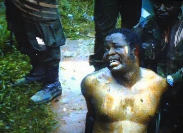 1990年，里比利亚总统塞缪尔·多伊的死相震惊世人。他的十根手指、耳朵、生殖器全