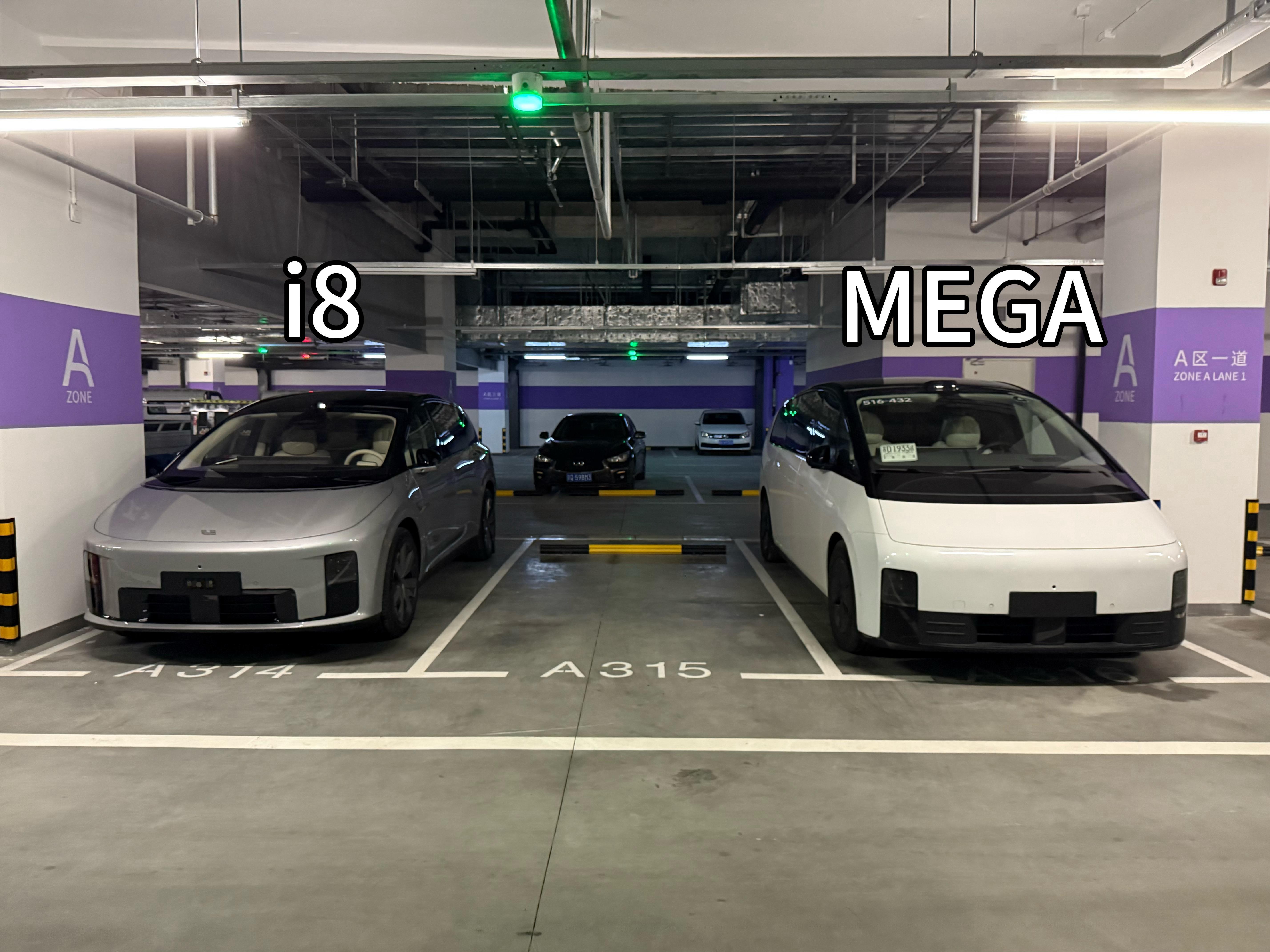 理想 MEGA 跟理想 i8 对比一下，气势上还是 MEGA 有感觉。但该说不说