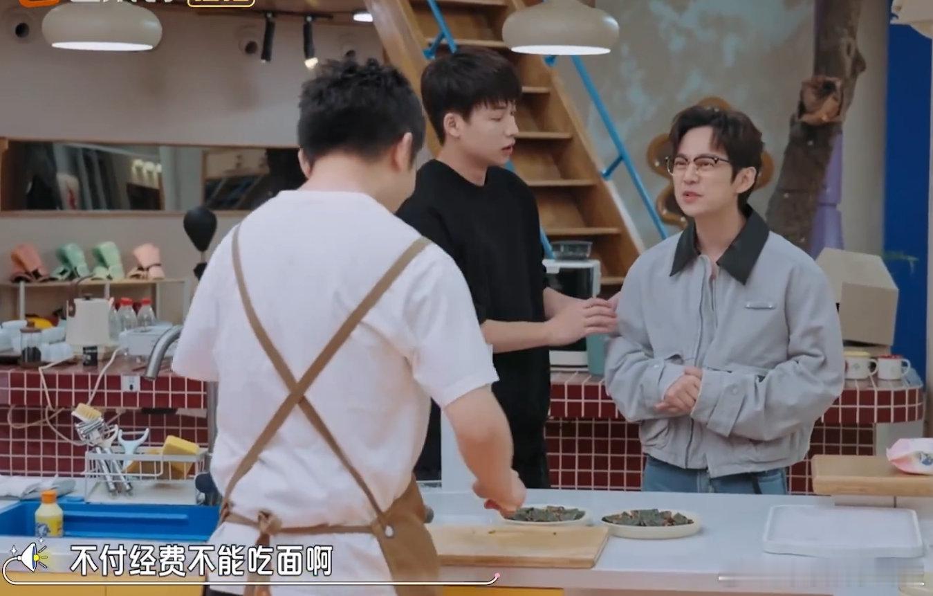 杨迪叫不醒装睡的何炅吴昕杨迪叫不醒装睡的何炅吴昕，像极了老师点名时的我哈哈！代入
