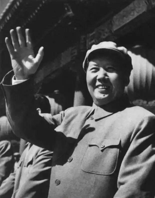 咱们一说毛主席，脑子里浮现的，往往是天安门城楼上那个气定神闲的身影，或者“中国人