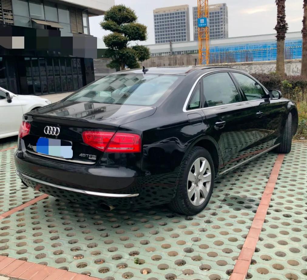 开豪华品牌老车，要有心理准备！十多年前的德系豪华车型奥迪A8L，新车工况肯定很棒