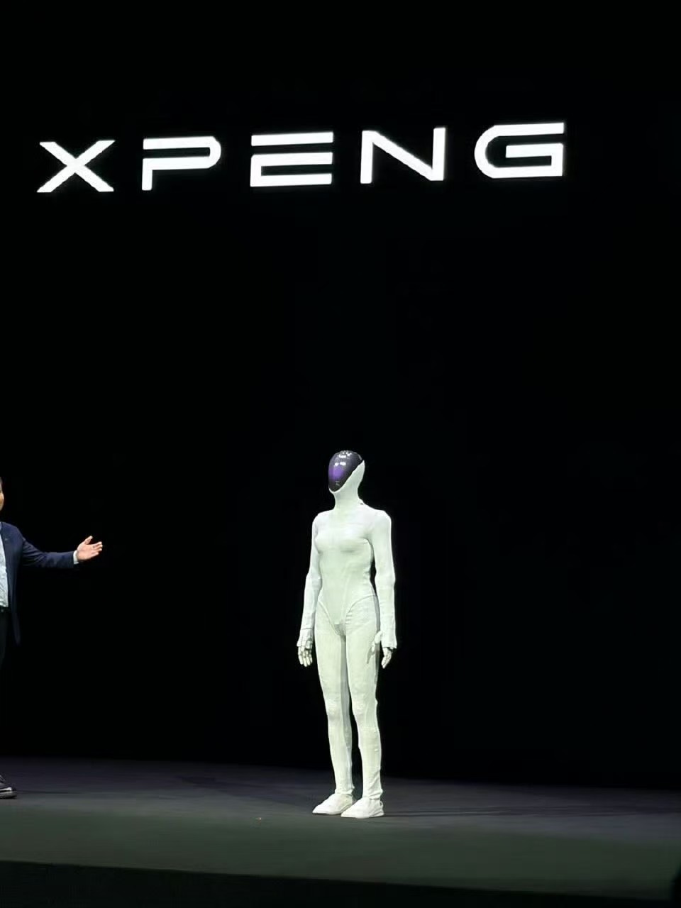 我看大家这两天讨论挺热，我关注点不大一样，我只觉得身材比例还不错[思考] 猫步走