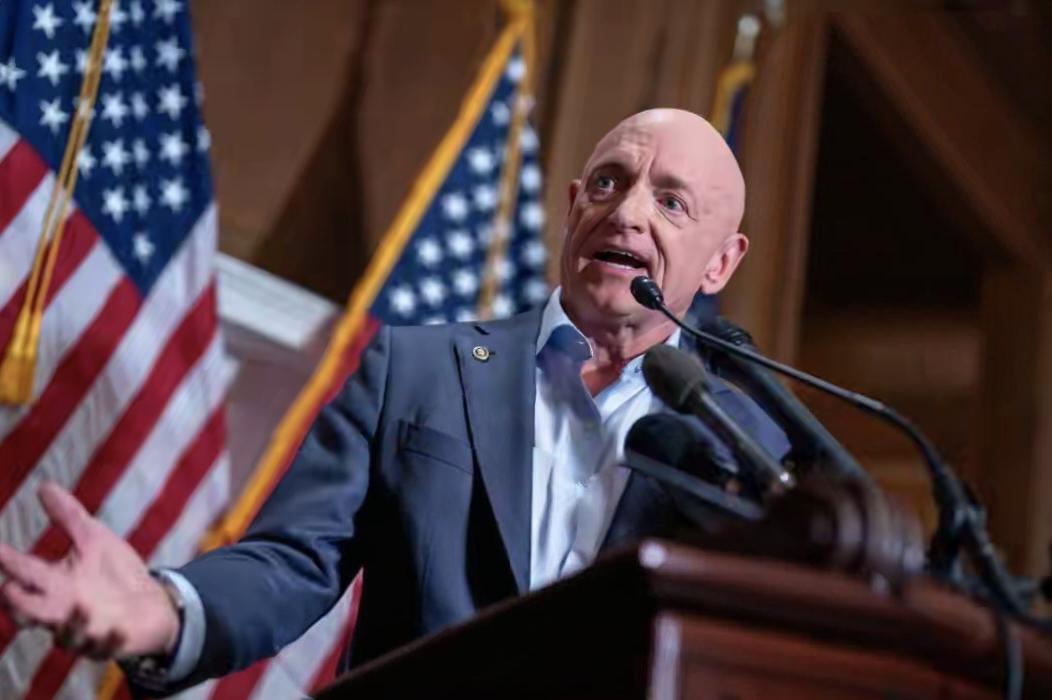 美国退役海军上尉、民主党参议员马克·凯利，怒喷国防部长赫格塞斯威胁砍他退休金的操