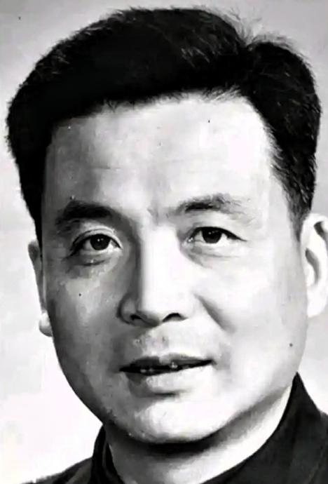 1957年，34岁的他告别妻儿，隐姓埋名走进大漠荒烟。 1964年10月，中国第