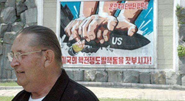 詹姆斯·约瑟夫·德雷斯诺克（朝鲜名洪哲洙）1941年11月出生于美国弗吉尼亚州，