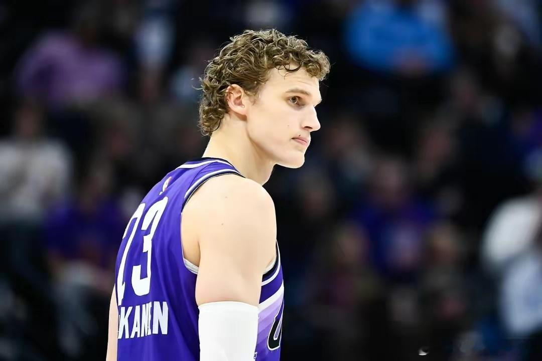 NBA常规赛，爵士132-105击败步行者。此役过后，爵士豪取6连胜，近14场比