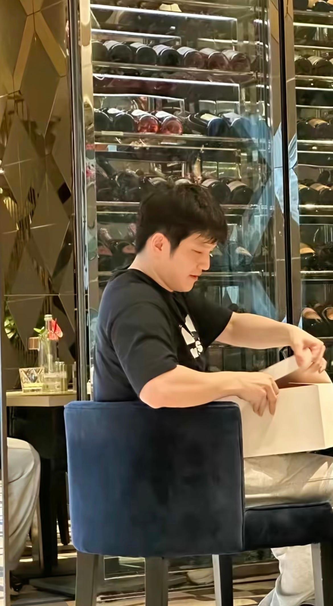 球迷在杜塞尔多夫偶遇东哥高质量球迷不打扰（身上穿的衣服是担任上海城市文明大使那件
