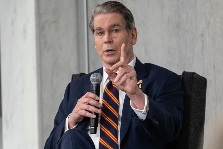 油脉全断！
美掐死俄伊豁免，亚洲油荒倒计时。
 
美国财长贝森特官宣，不续签俄、