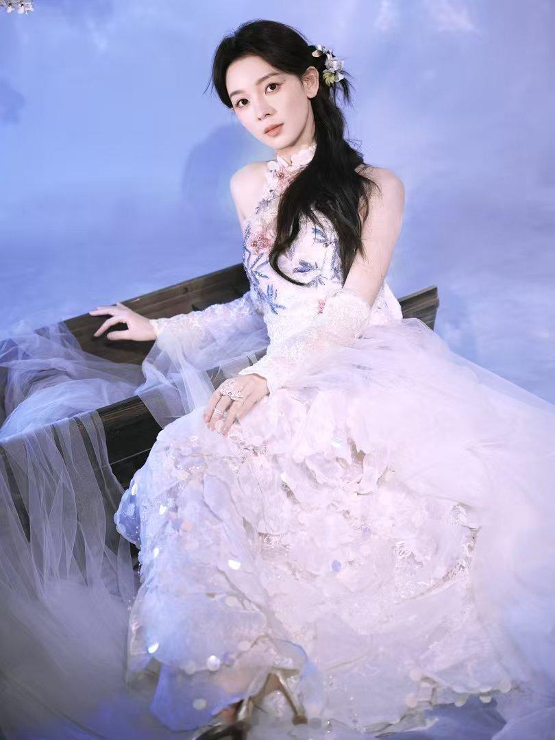 陈瑶陪张月加练陈瑶给张月带了一书包粑粑柑浪姐二公直播谁懂啊！陈瑶背书包闯练习室，