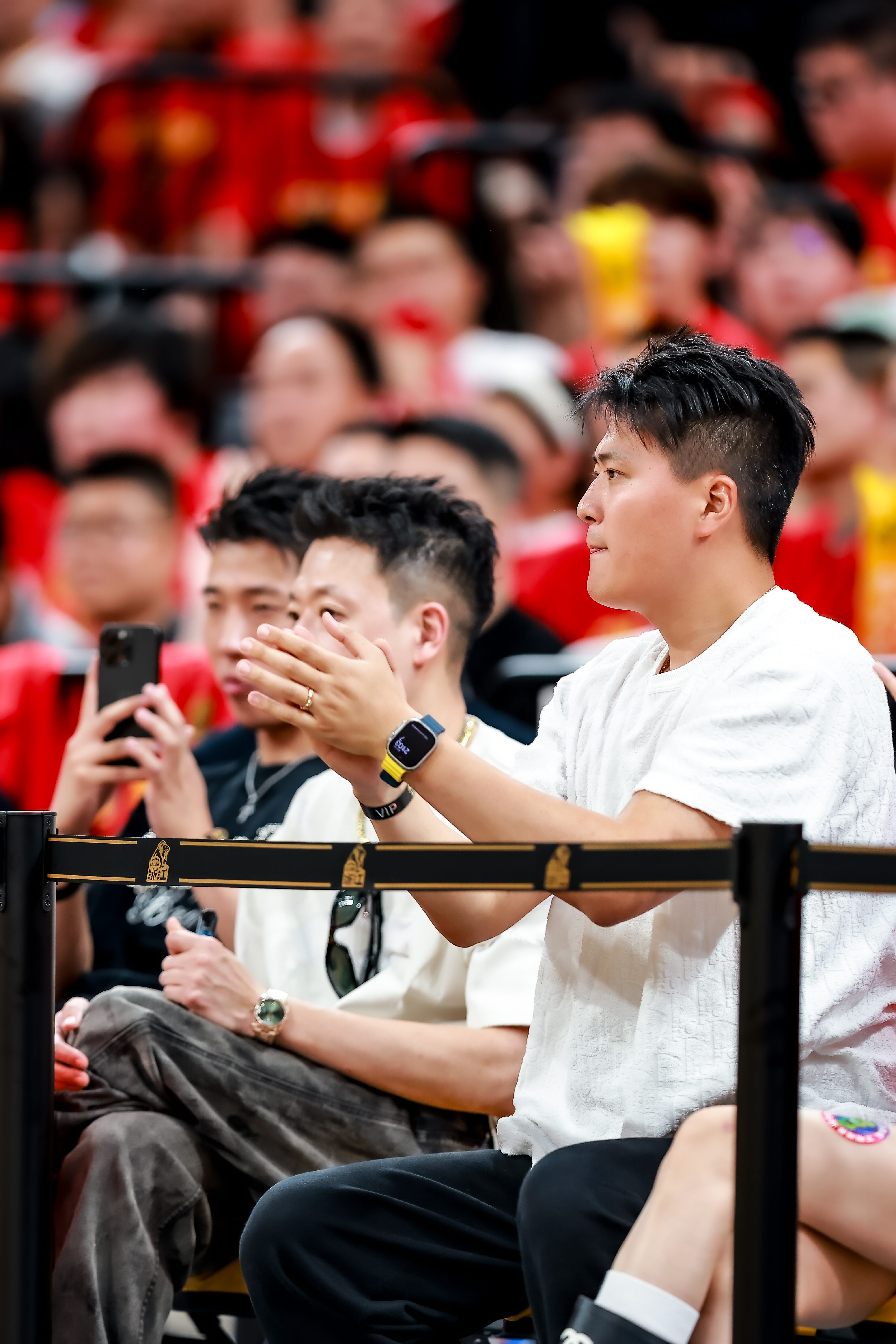 昨晚看球居然如此激动如此专注 哈哈哈  ​​​