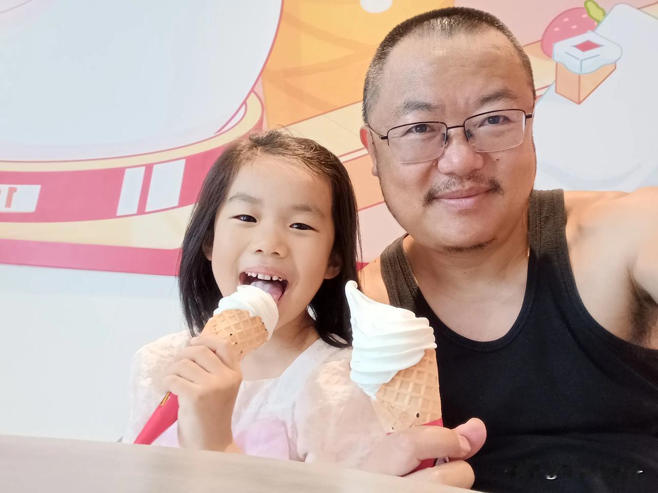 #夏日随手拍#
感觉现在蜜雪冰城差不多都要赶上药房了，我在上饶信州区都发现好几家