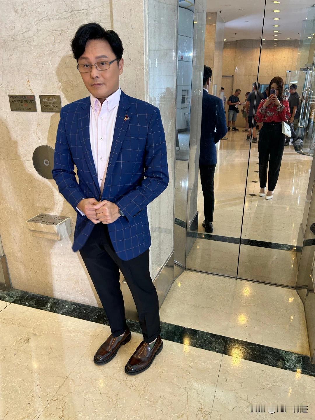 好歹毒的拍摄角度，好好的一位先生，硬是拍成了短腿企鹅！
这么会拍，下次还是别拍了