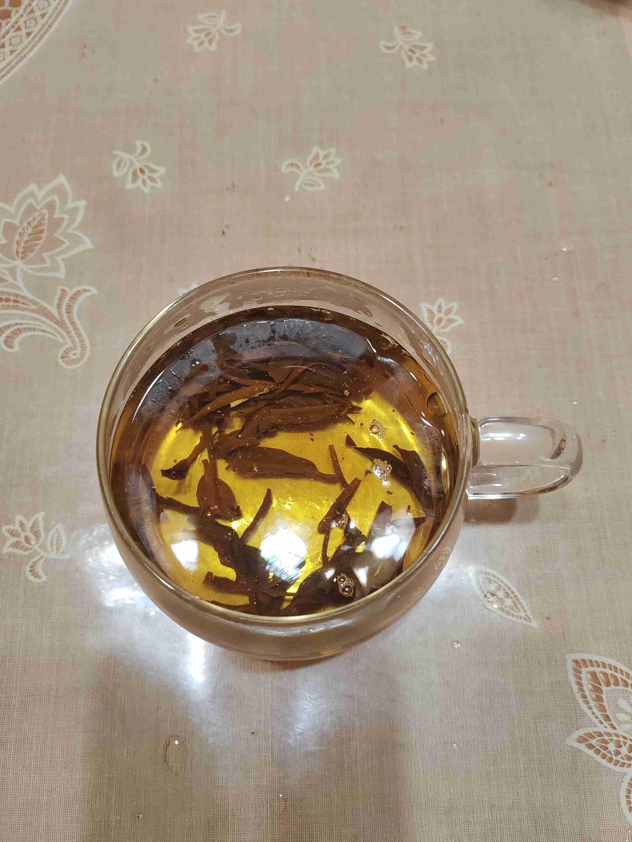 吃过早饭，泡上一杯红茶，开始做家务。家务做完了，开始刷手机，刚好看到一篇有关喝各