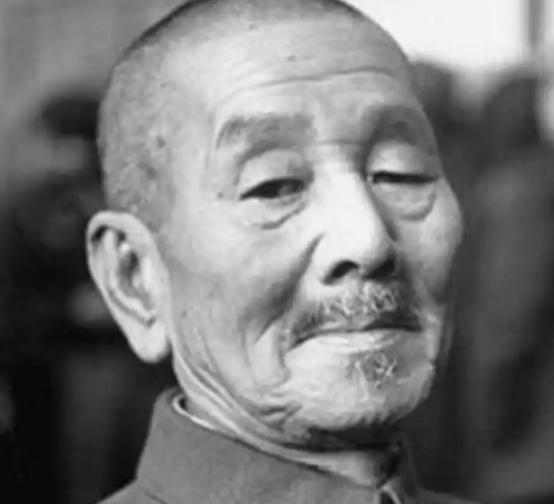 1937年12月2日，快攻进南京城的时候，松井石根得了肺病，交出了指挥权，接任的