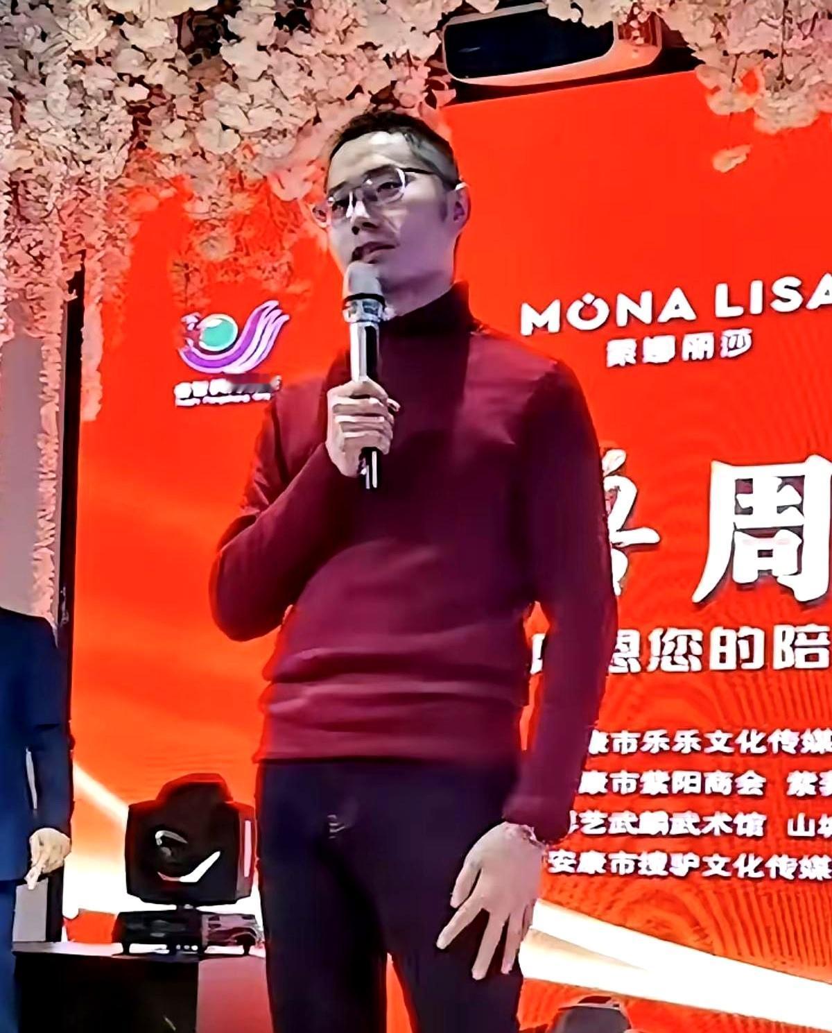 场子哥前脚刚迈出铁窗，后脚就直接扎进了老三的温柔乡，连装都懒得装一下。
这一幕看