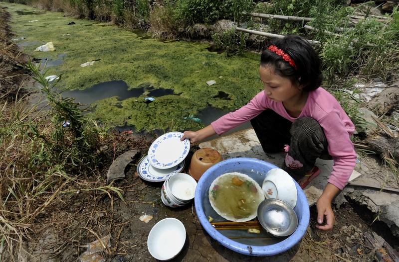 有些男人觉得家务就该女人做，这想法真让人无语。就像我一朋友，她老公五大三粗，却从
