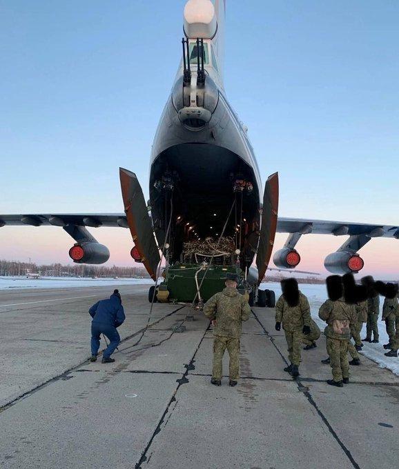 🔻2022 年 2 月 23 日，俄罗斯 VDV 部队及其装甲车辆正在装载到伊