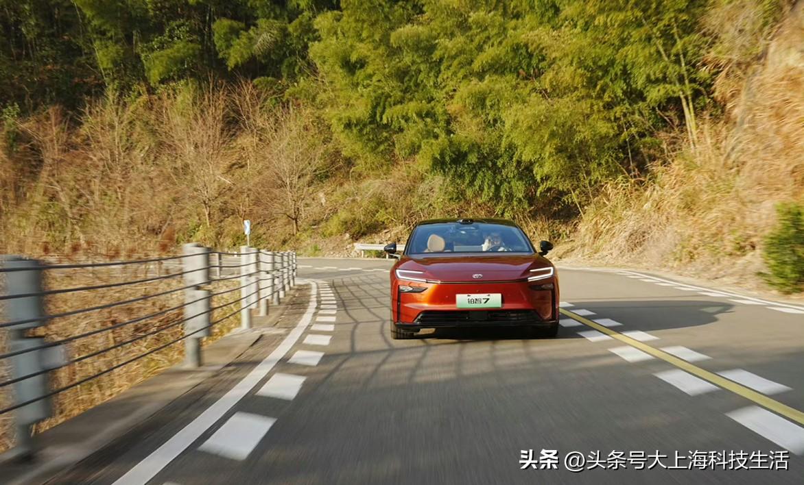 丰田铂智7首轮媒体动态首测，释放出一个明确信号：20万内纯电轿车，正从拼参数回归
