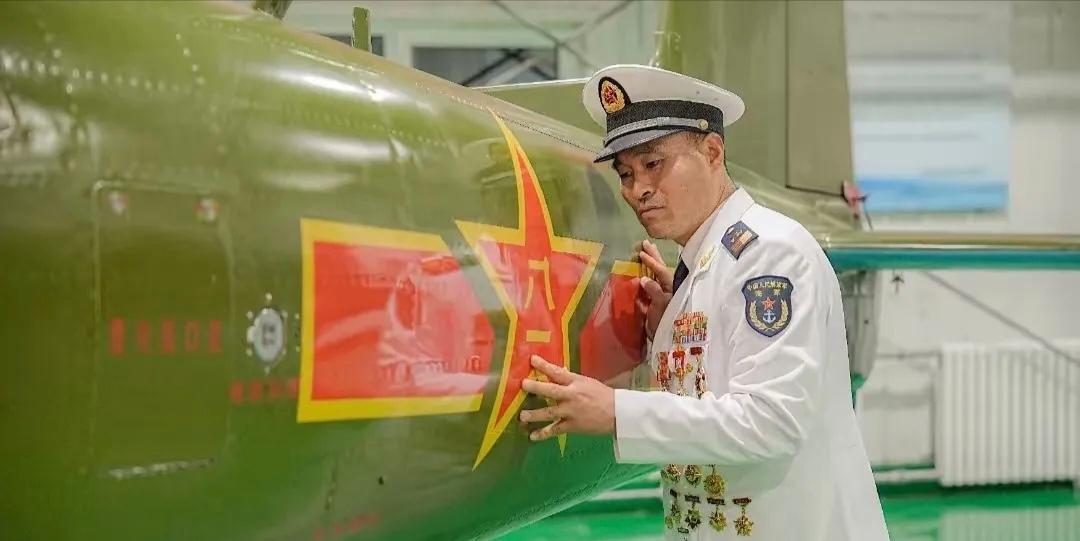 赵红海，原海军航空大学某部一级军士长、机械技师，2026年1月光荣退休，在担任机