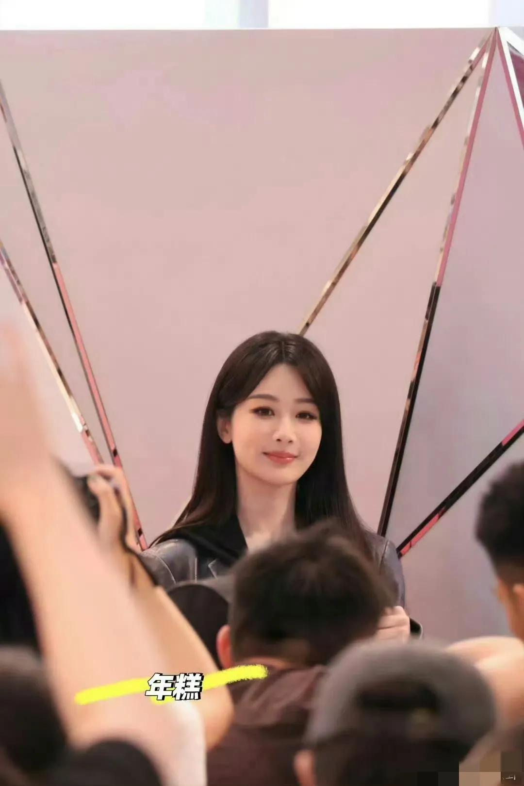 杨紫被说脸型像嫩牛五方，引发热议！

10月11日，狗仔江小宴发文称杨紫的精修图