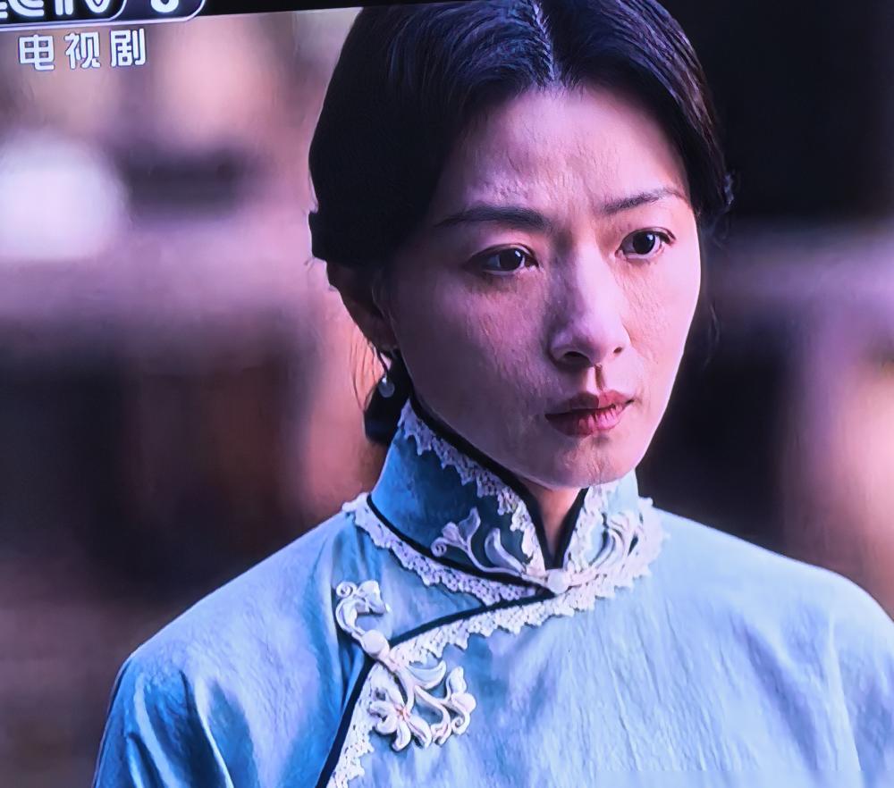 万茜演的旅长夫人，光哭戏就分五种，看完我直接愣在原地。
你看她雨里追着丈夫的队