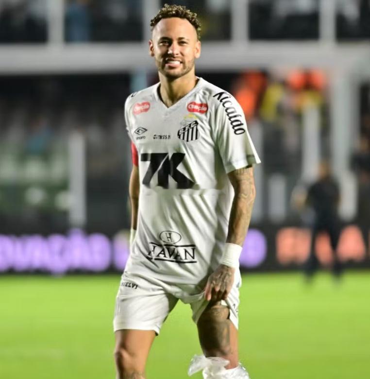 目前，内马尔正在美国迈阿密度假，但他很快将接受膝部手术。据巴西“环球体育”的最新