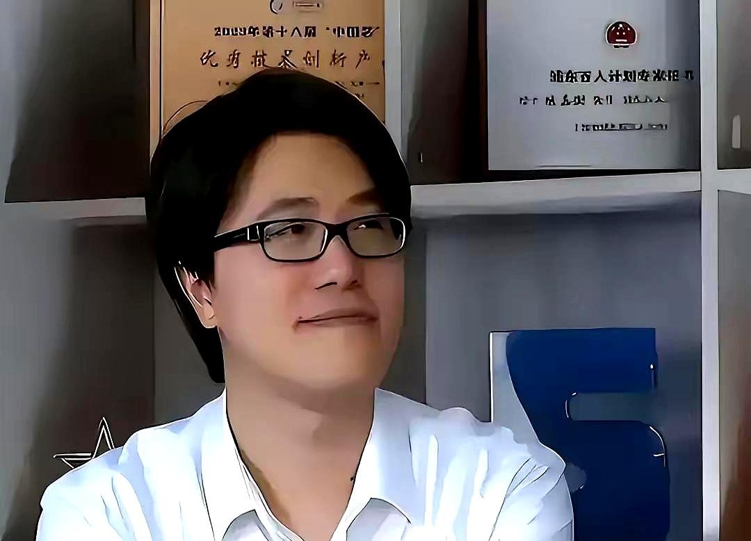 当年那个连学费都凑不齐的穷小子，如今竟然成了让欧美科技巨头集体失眠的幕后推手
 