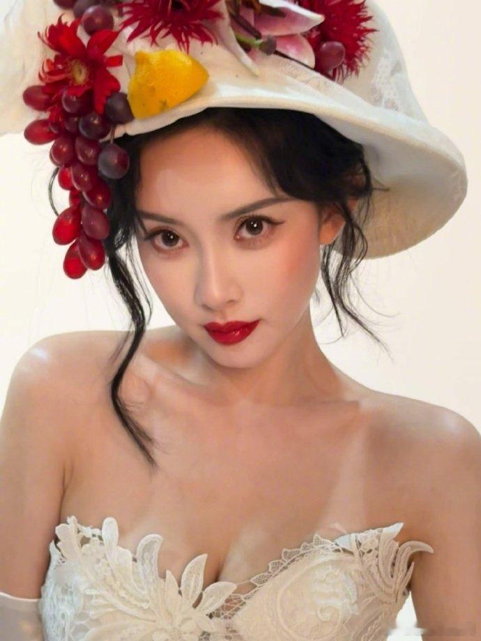 孟子义hellohello动一下孟子义你咋美成这样了啊！港风造型一穿，那股子风情